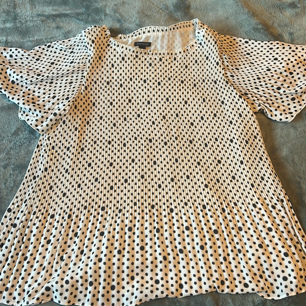 White blouse w black pattern NWOT